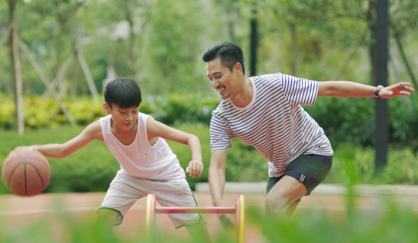 아이와 놀아주는 아빠의 모습 사진