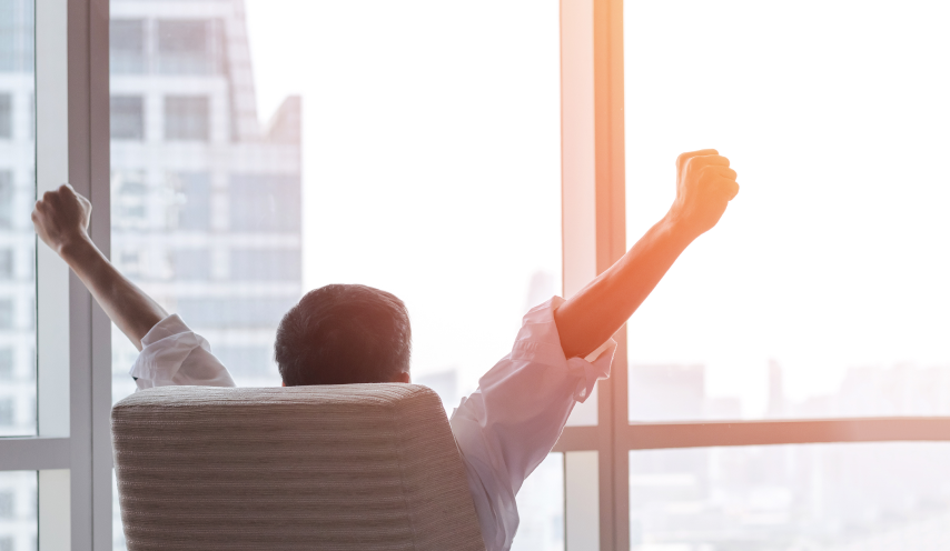 양팔을 높이 뻗은 자신감 있는 남자의 사진