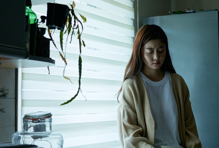 고통스러워 하는 여자의 이미지