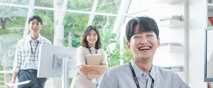 밝게 웃고 있는 사람들의 모습 사진