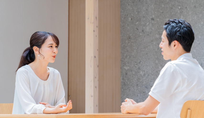 서로 대화하고 있는 부부의 이미지