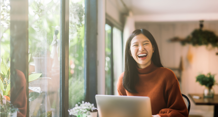 밝게 웃고 있는 여자 이미지 이미지